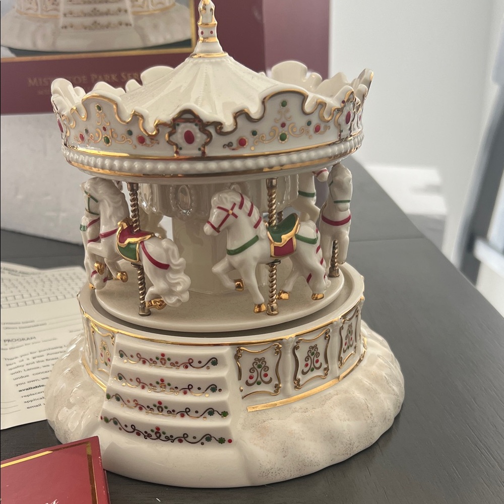 Lenox Mistletoe park. Musical Village Carousel. - Picture 2 of 7